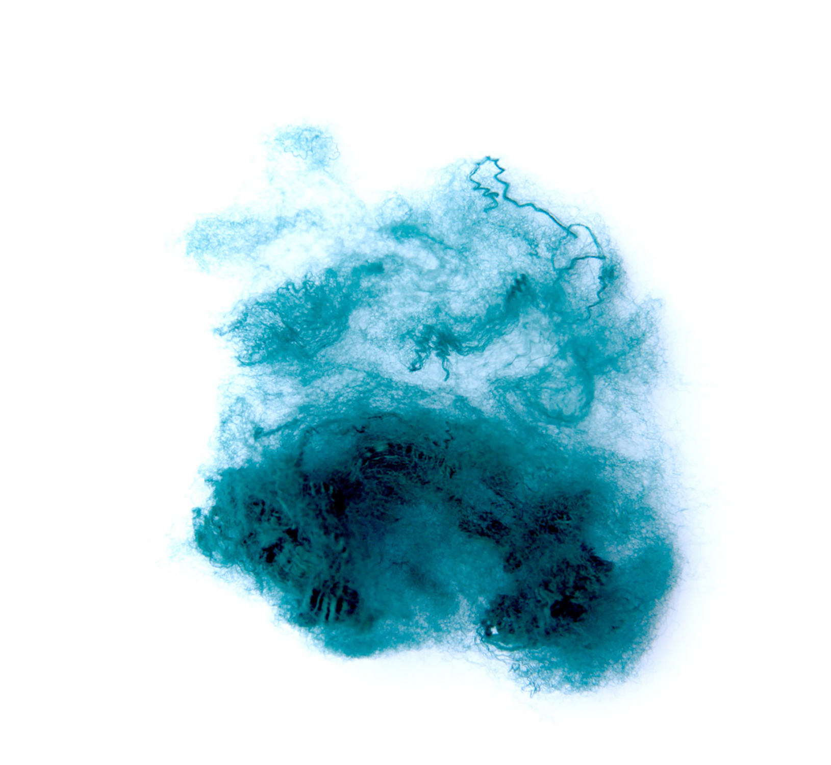 Nuage abstrait bleu sarcelle et encre noire sur fond blanc, ressemblant à une forme vaporeuse et ondulante, faisant écho à l'élégance éthérée des designs suspendus.