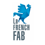 Logo de La French Fab avec un coq bleu stylisé au dessus du texte, incarnant un design innovant proche des muraux modernes axés à la fois sur l'esthétique et la fonctionnalité.