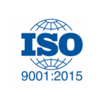 Logo ISO 9001:2015 présentant un design de globe élégant derrière le texte, équilibrant parfaitement style et fonction comme des panneaux acoustiques fabriqués de manière experte pour votre plafond.